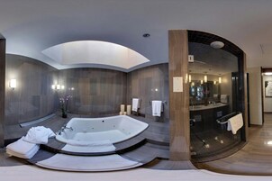 Bañera con ducha, artículos de tocador de diseñador, secador de pelo