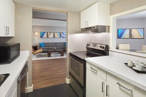 Fridge, coffee/tea maker