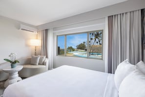 Rum - havsutsikt - torn (Makai Tower, Newly Renovated) | Skrivbord, arbetsyta för laptop och mörkläggningsgardiner