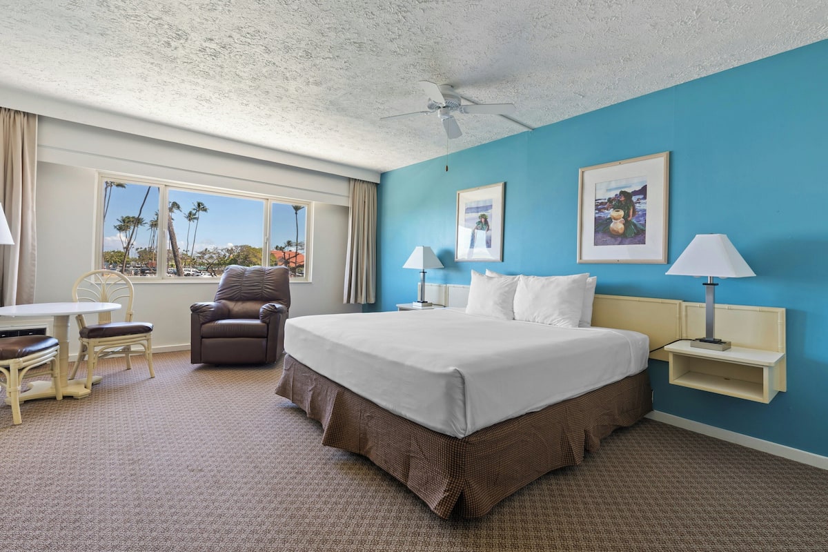 Standard Room, 1 King Bed | Desk, laptop workspace, blackout curtains