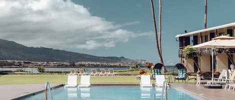 Piscine extérieure, parasols de plage, chaises longues