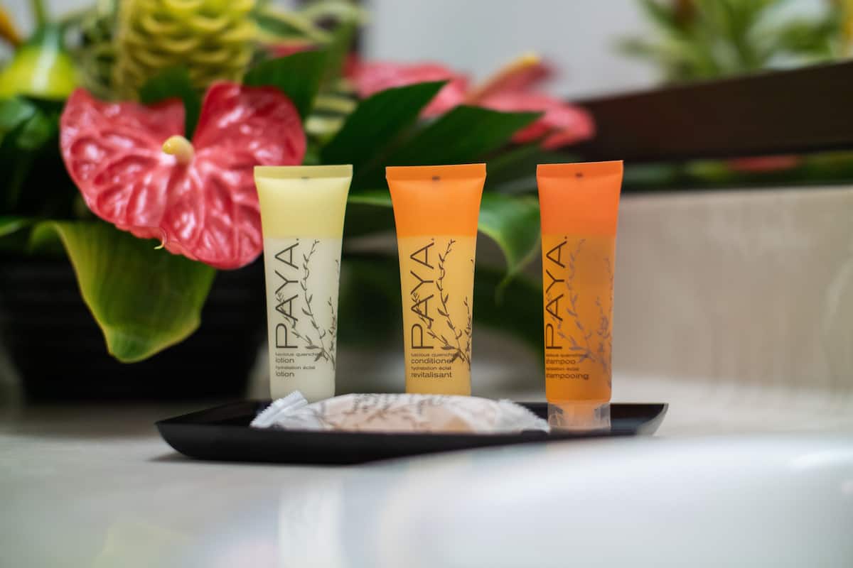 combined shower/bathtub, hydromassage showerhead, free toiletries