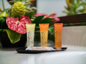 Combined shower/tub, hydromassage showerhead, free toiletries - Maui Seaside Hotel (Kahului)