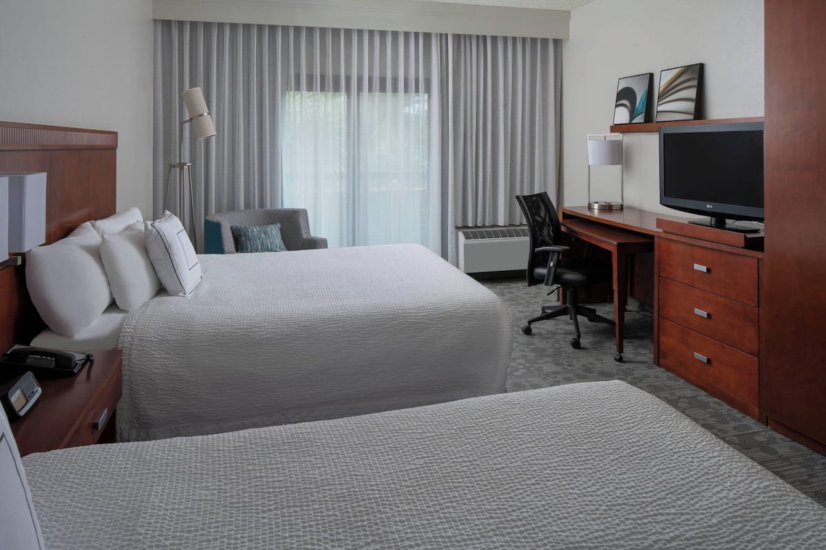 Room, 2 Katil Ratu (Queen) | Peralatan tempat tidur premium, meja, ruang kerja komputer riba
