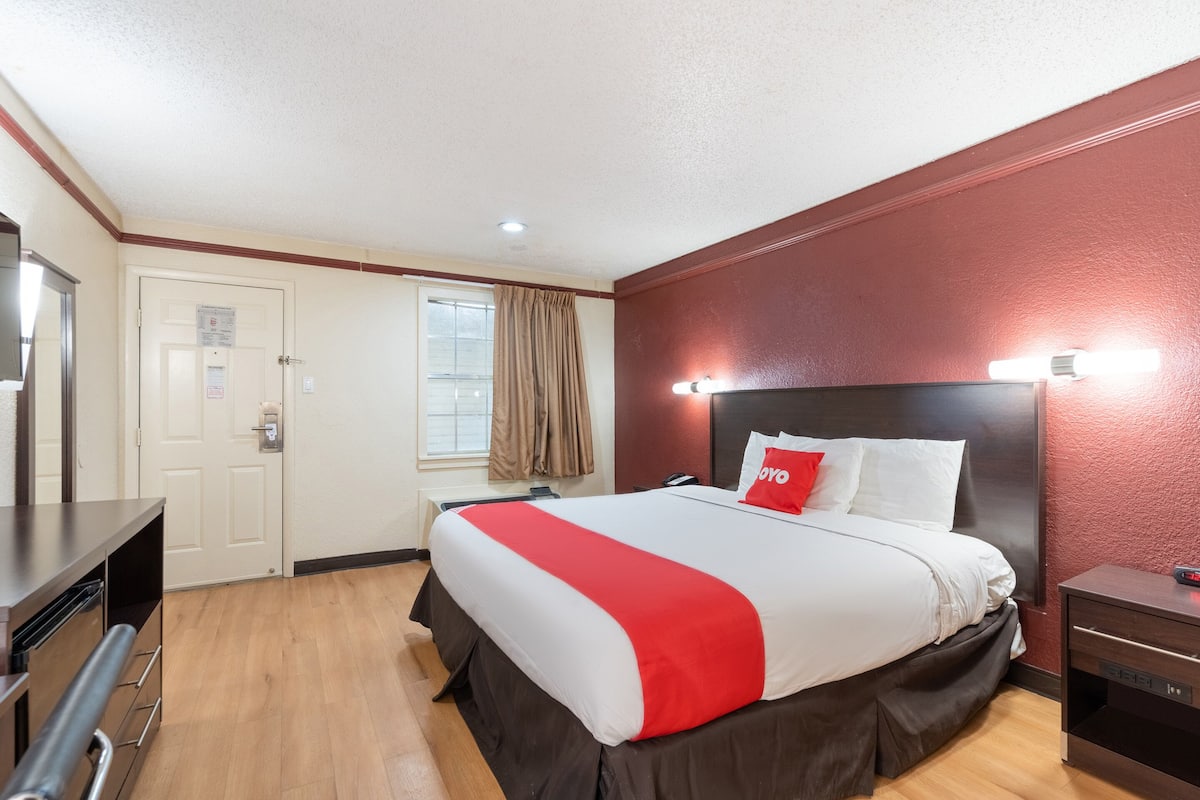Desk, iron/ironing board, free WiFi, bed sheets