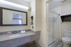 Free toiletries, hair dryer, towels - OYO Hotel Tulsa N Sheridan Rd & Airport (Tulsa)