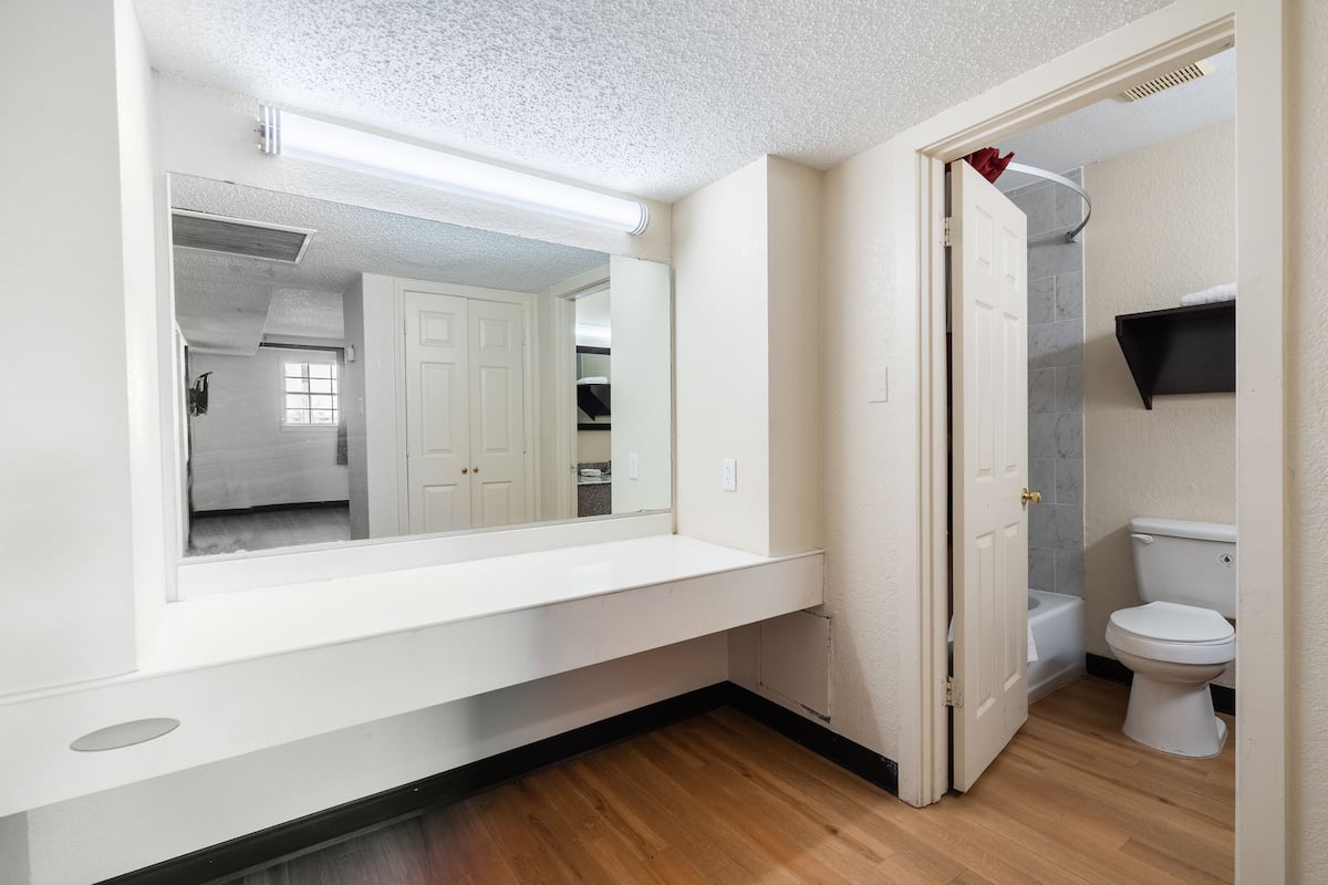 room, 1 queen bed, smoking | bathroom | free toiletries, hair dryer, towels