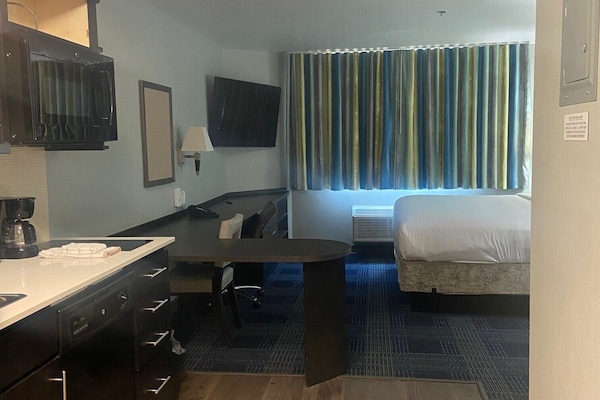 Laptop workspace, blackout drapes, iron/ironing board, free WiFi
