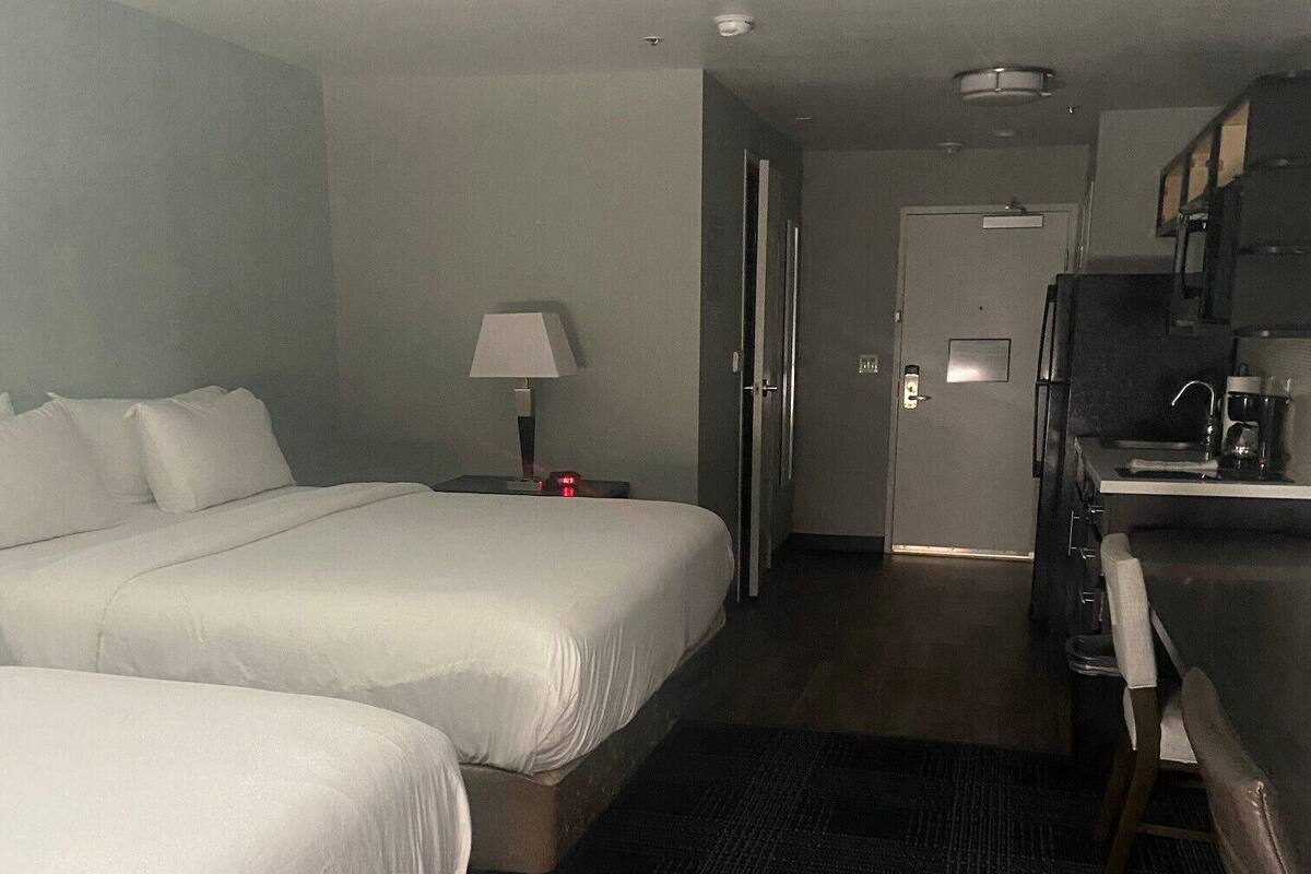 Habitación, 2 camas dobles, no fumadores | Espacio para trabajar con un portátil y cortinas opacas