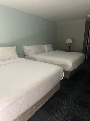 Room, 2 Double Beds, Non Smoking | Bathroom | Combined shower/bathtub, hair dryer, towels, soap - Extended Studio Hotel Ontario (Ontario)