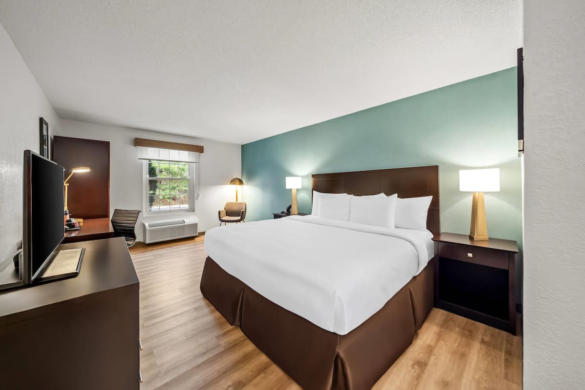 King Accessible Non Smoking First Floor | Desk, iron/ironing board, free cribs/infant beds, rollaway beds