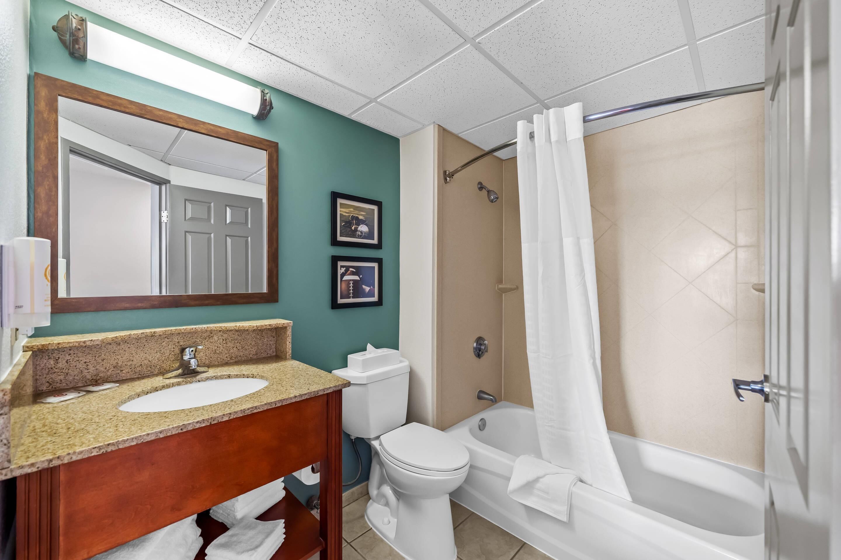Une salle de bain avec un lavabo, des toilettes et une baignoire.