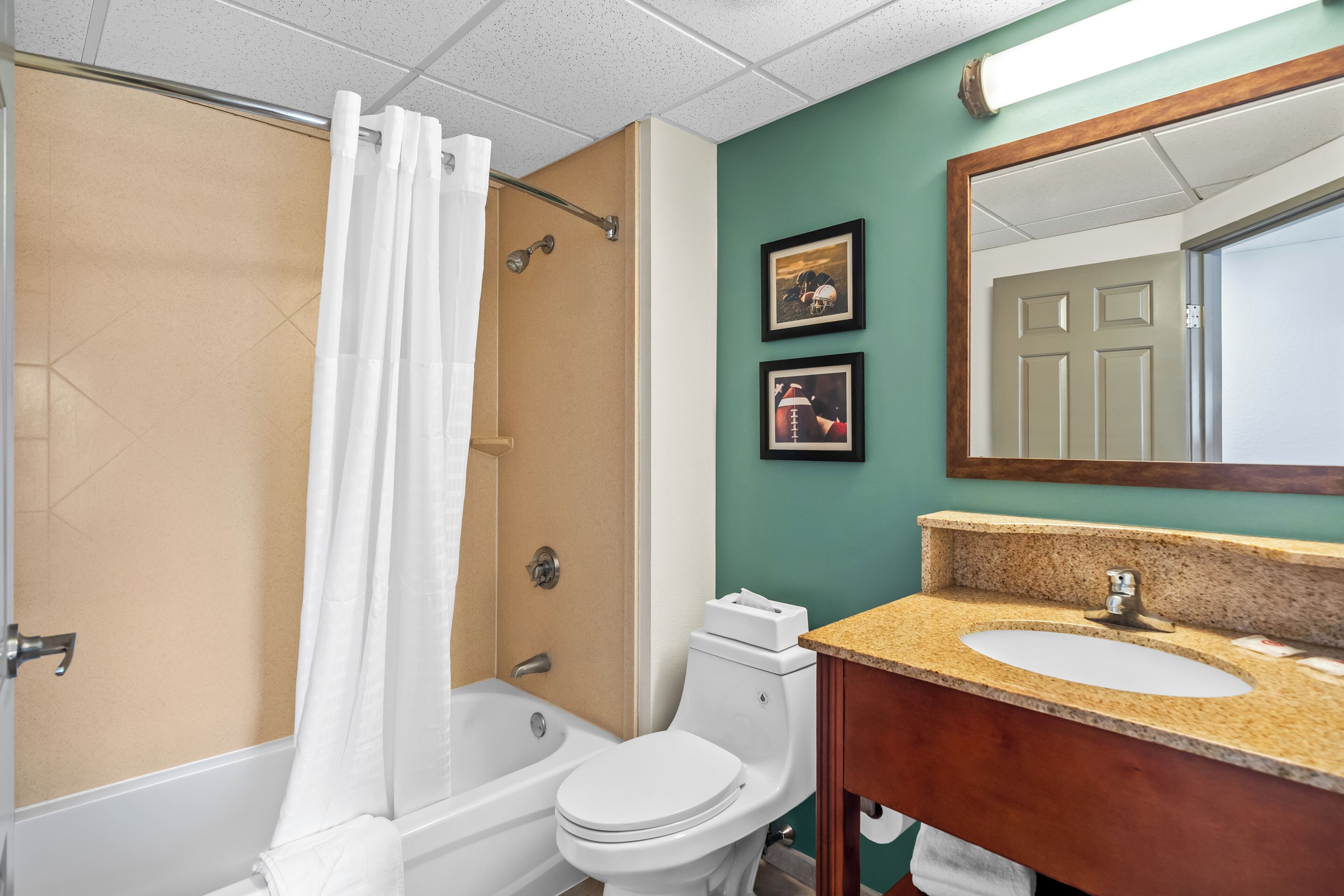 Un baño con bañera, inodoro y lavamanos.