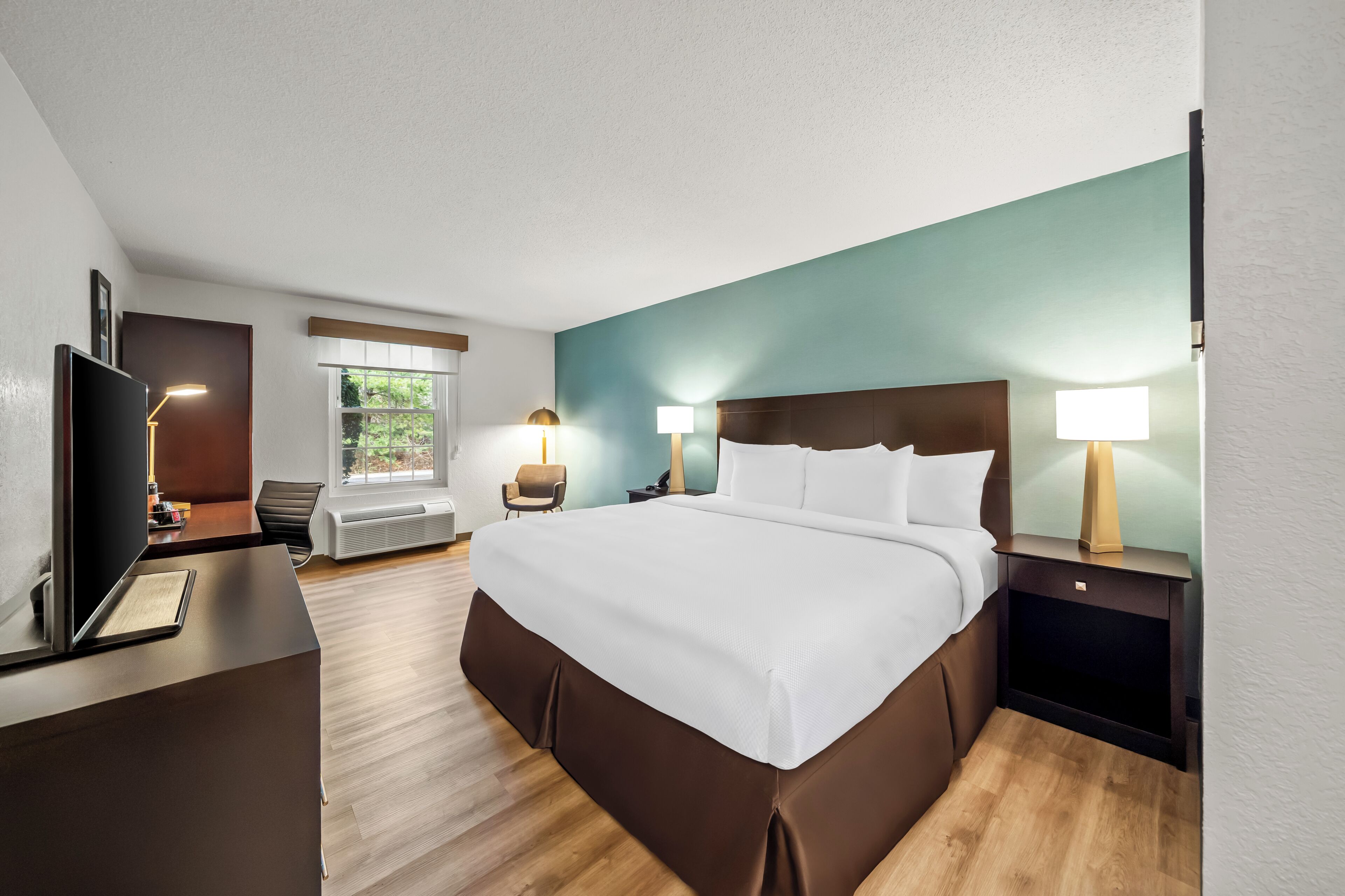 King Accessible Non Smoking First Floor | Desk, iron/ironing board, free cribs/infant beds, rollaway beds