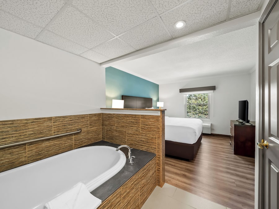 Suite, 1 llit de matrimoni gran, no fumadors | Escriptori, planxa i posts de planxar i bressols gratuïts