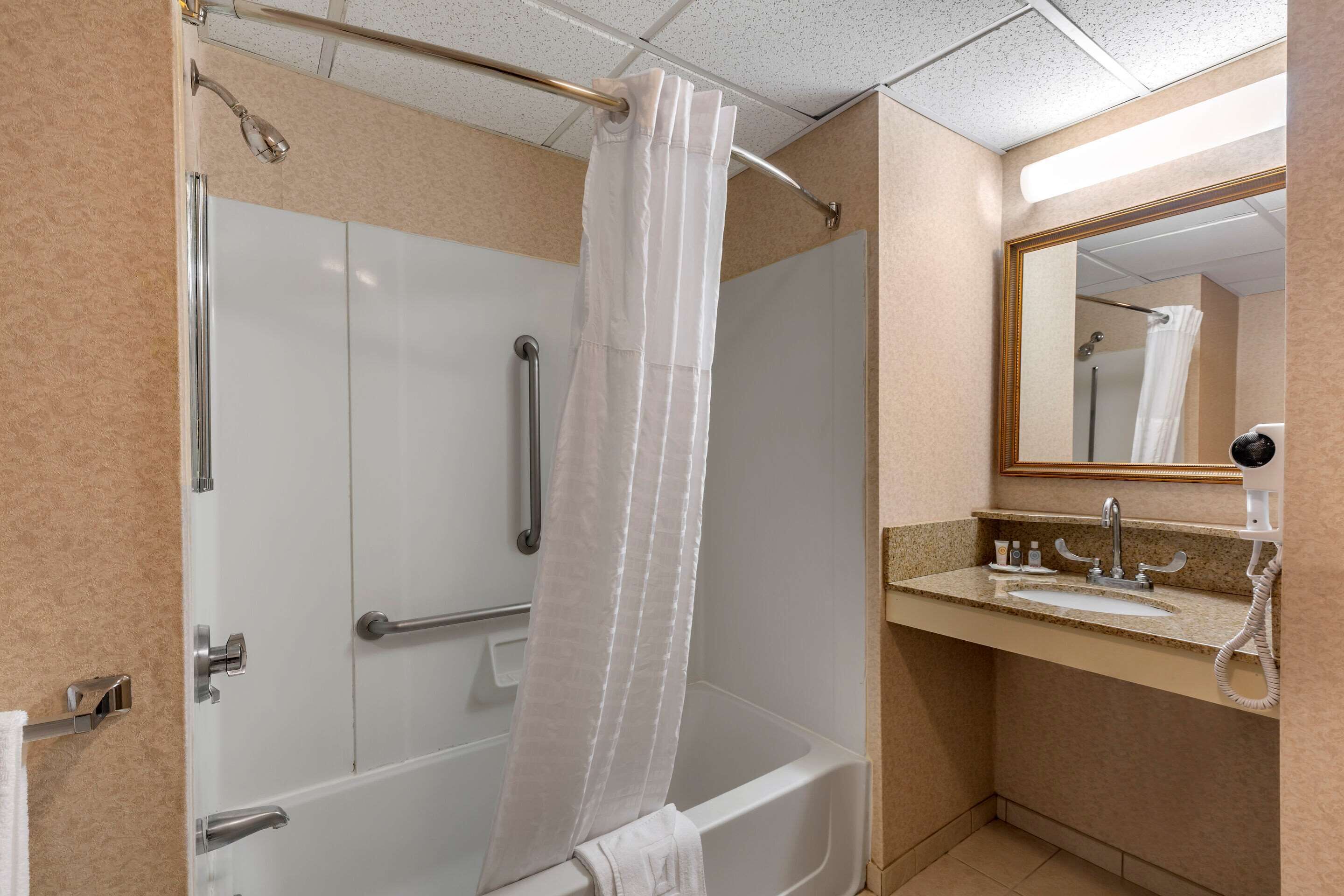 king accessible non smoking first floor | bathroom | combined shower/bathtub, free toiletries, hair dryer, towels
