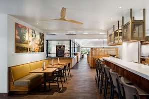 8 restaurants; breakfast, lunch and dinner served 