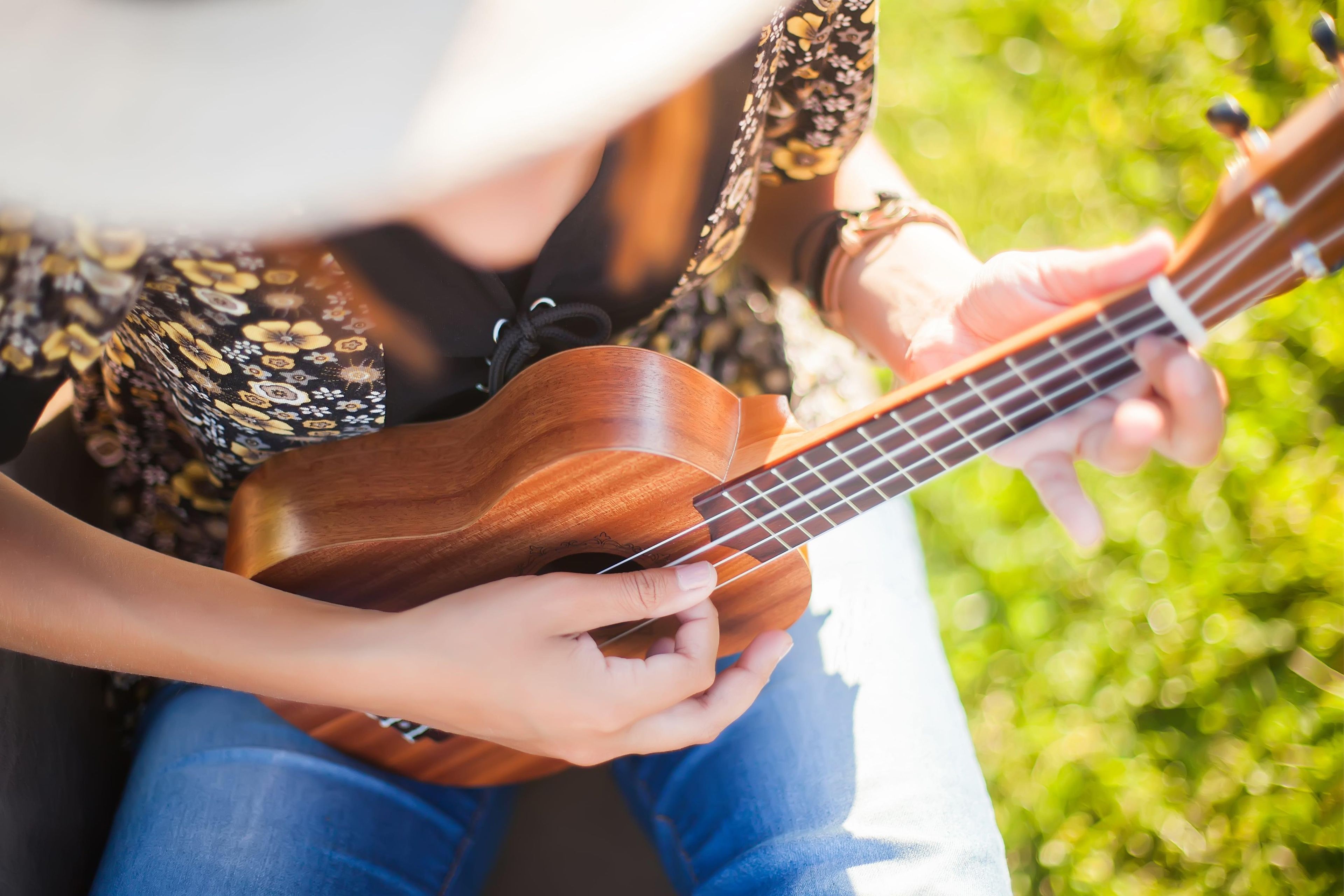 Iemand speelt op een ukelele.