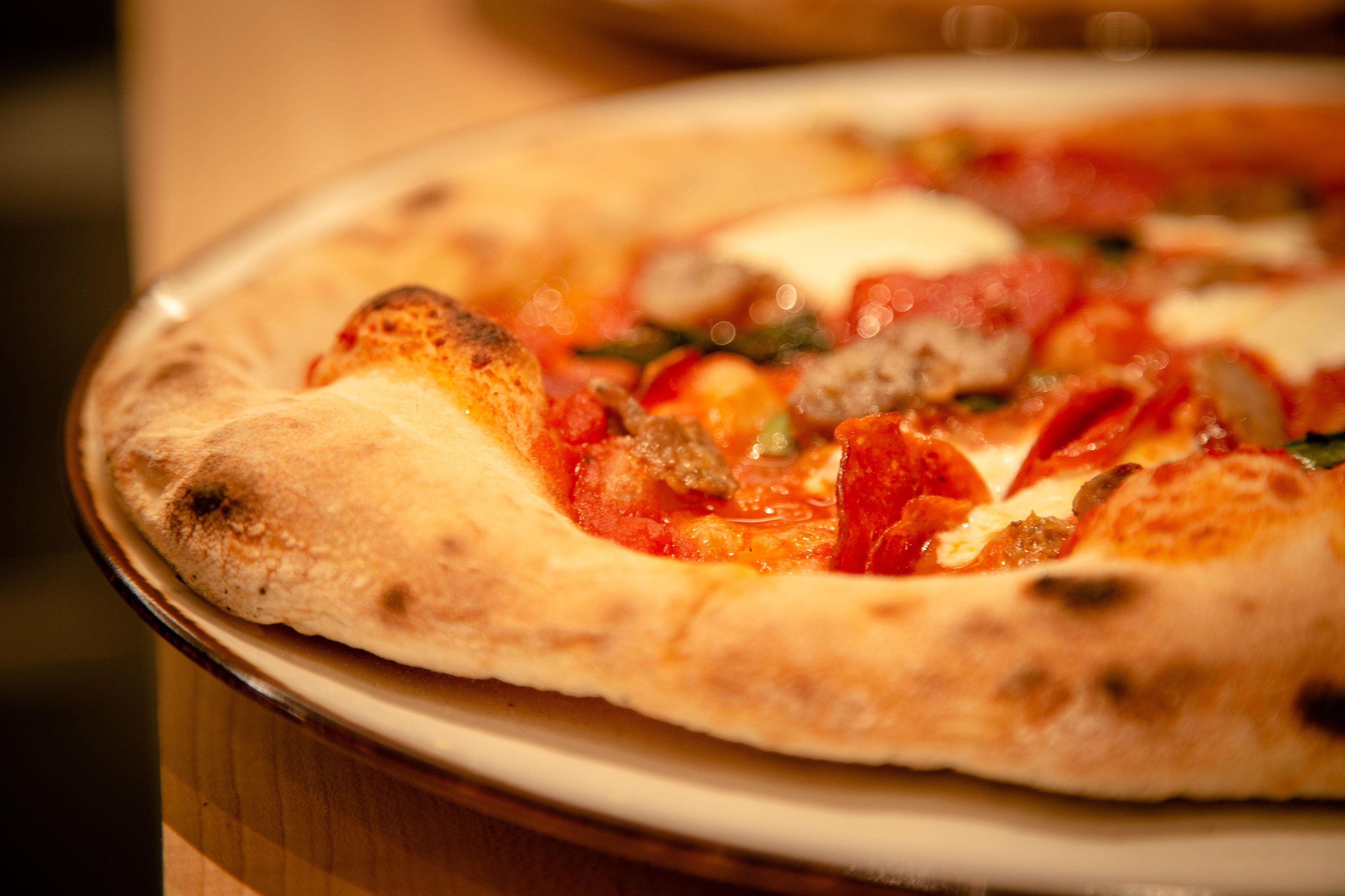 Una pizza sobre un plato.