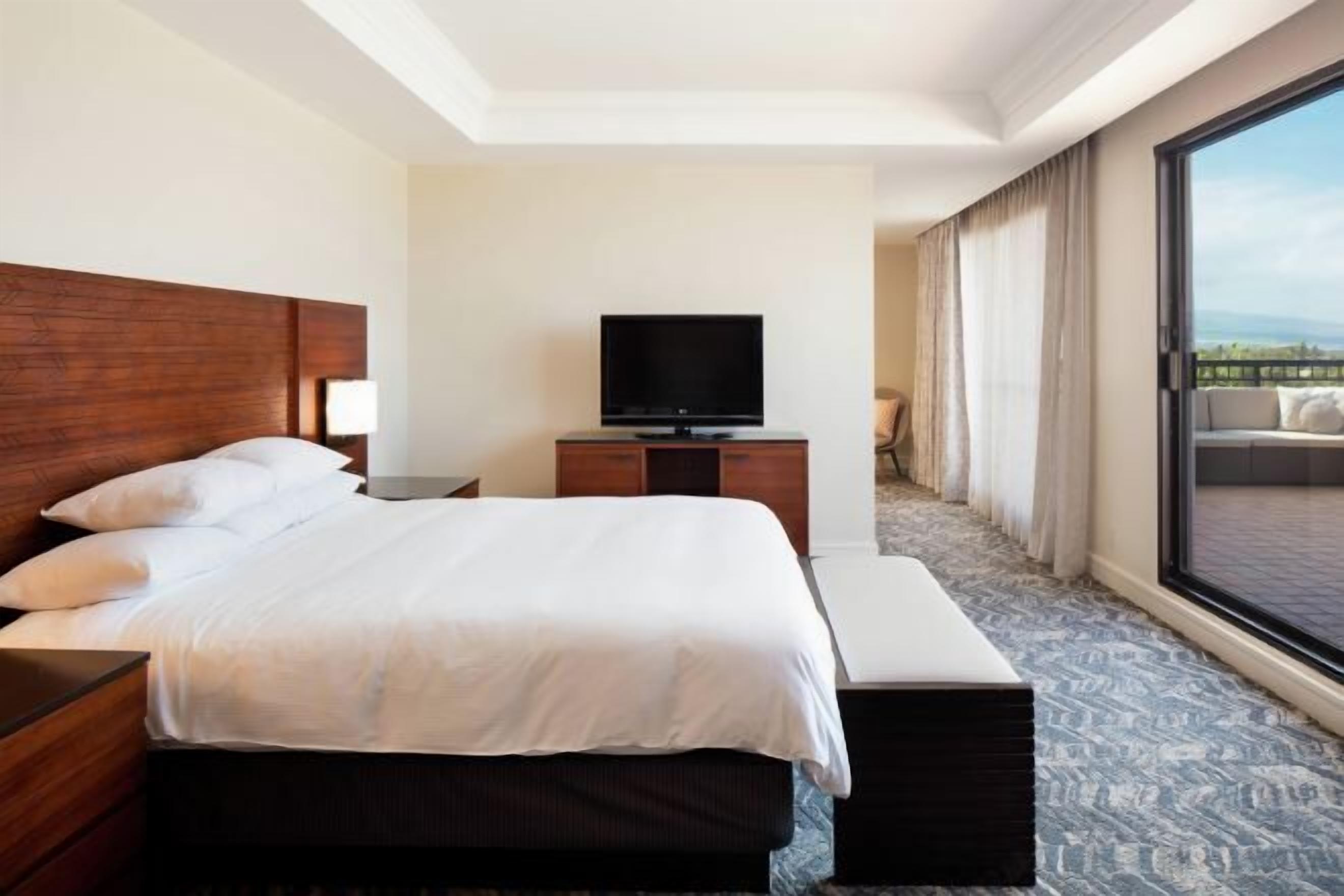 Premium bedding, in-room safe, laptop workspace, iron/ironing board