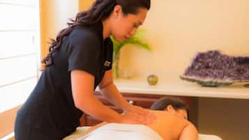 Behandlingsrum för par, bastu, bubbelpool och Ängbastu