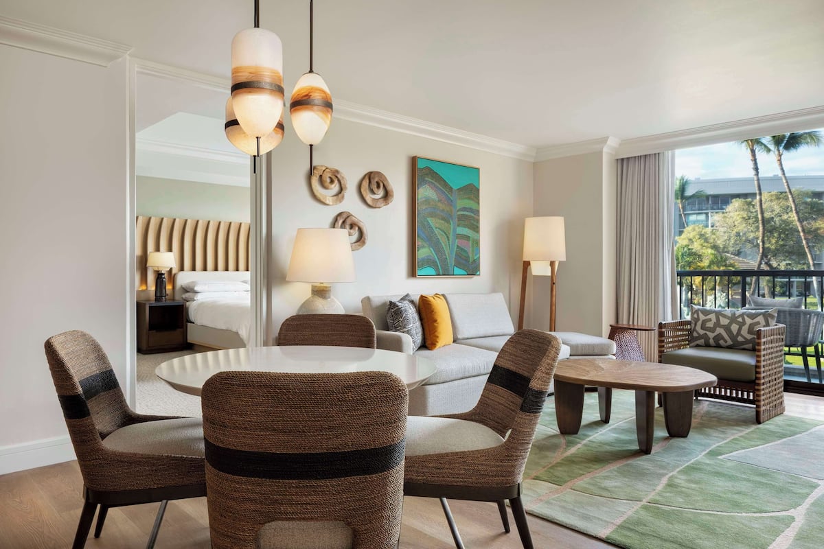 Suite Grand, 1 habitación, vista al resort (Palace Grand, Newly Renovated) | Área de sala de estar | Televisión de pantalla plana, reproductor de DVD y películas con cargo