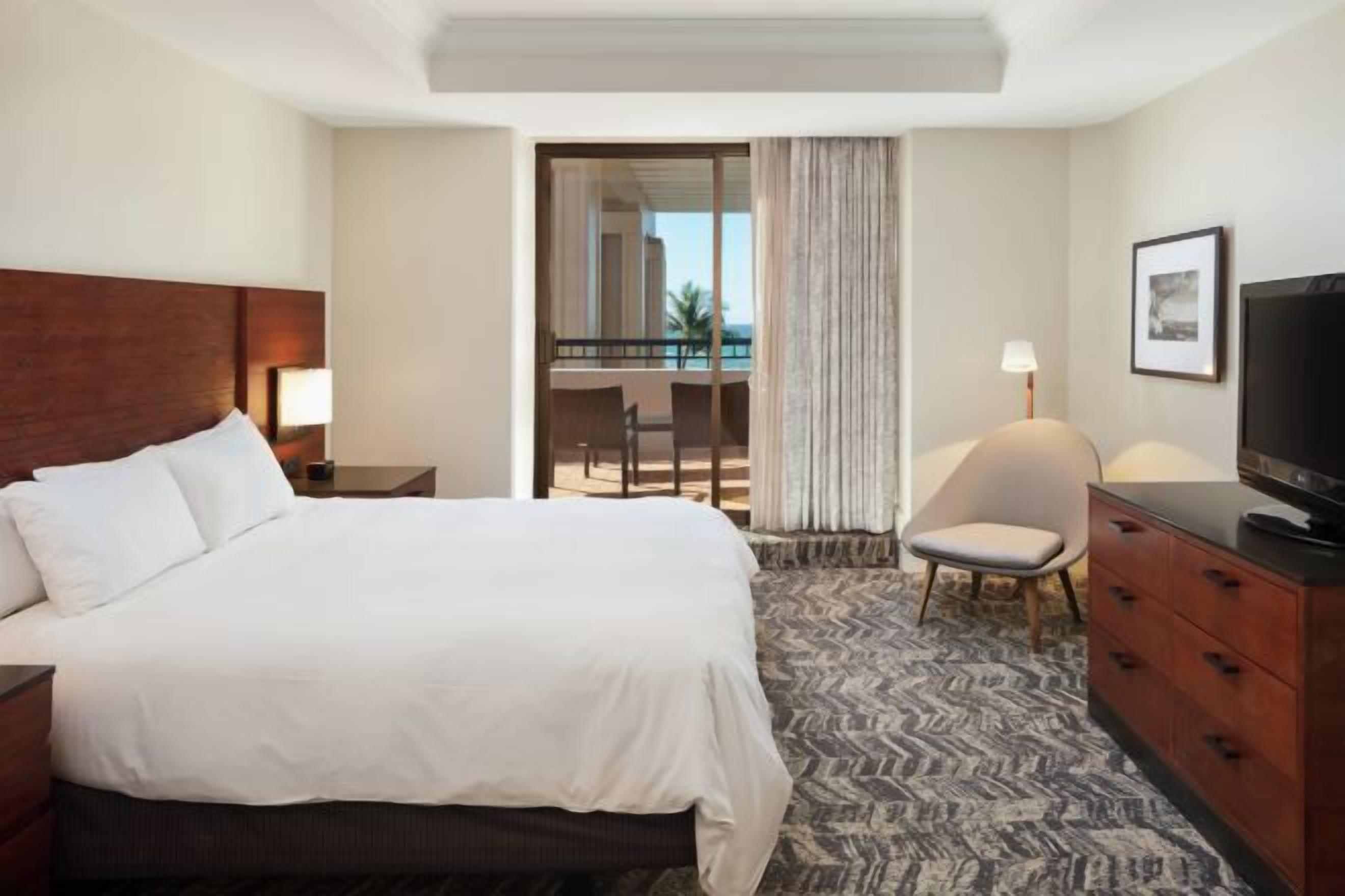 Premium bedding, in-room safe, laptop workspace, iron/ironing board