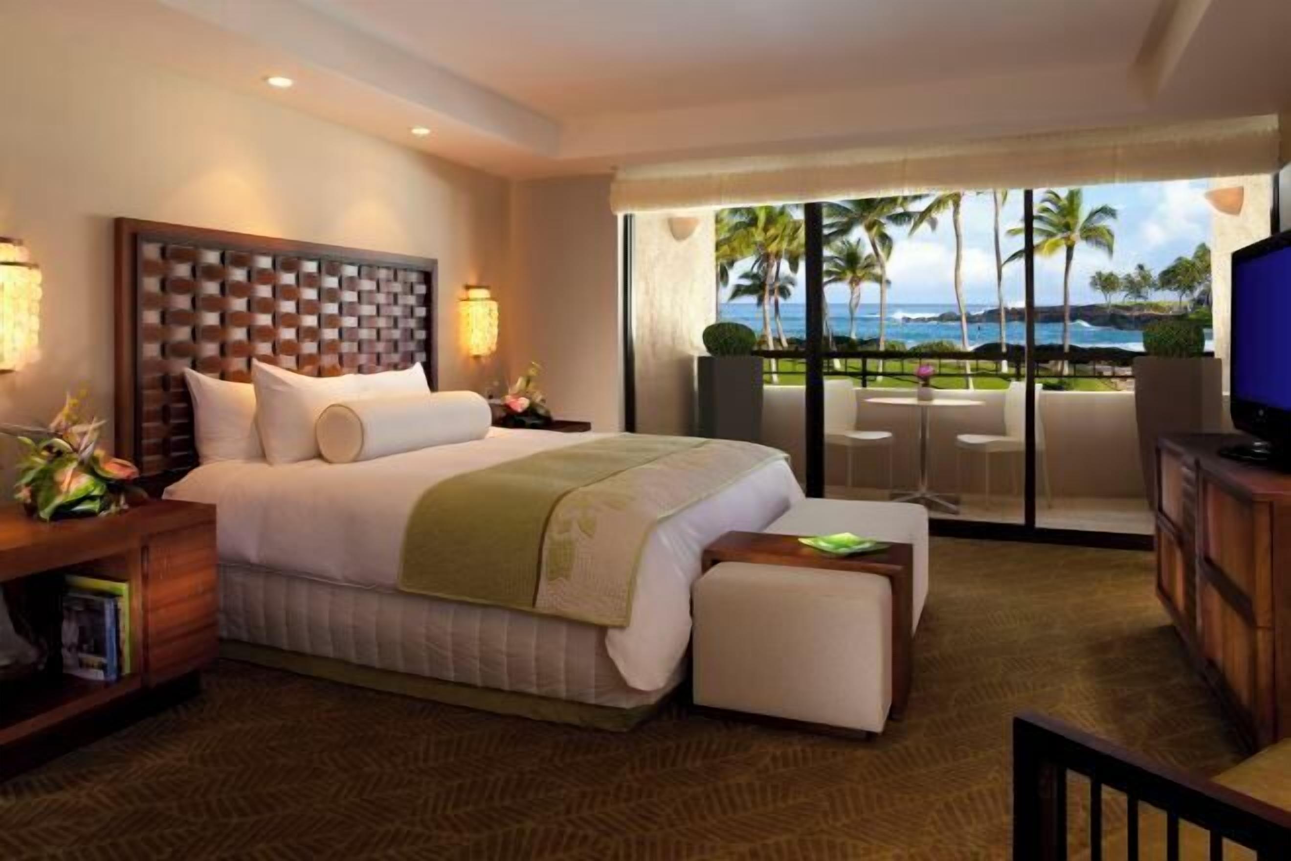 Premium bedding, in-room safe, laptop workspace, iron/ironing board