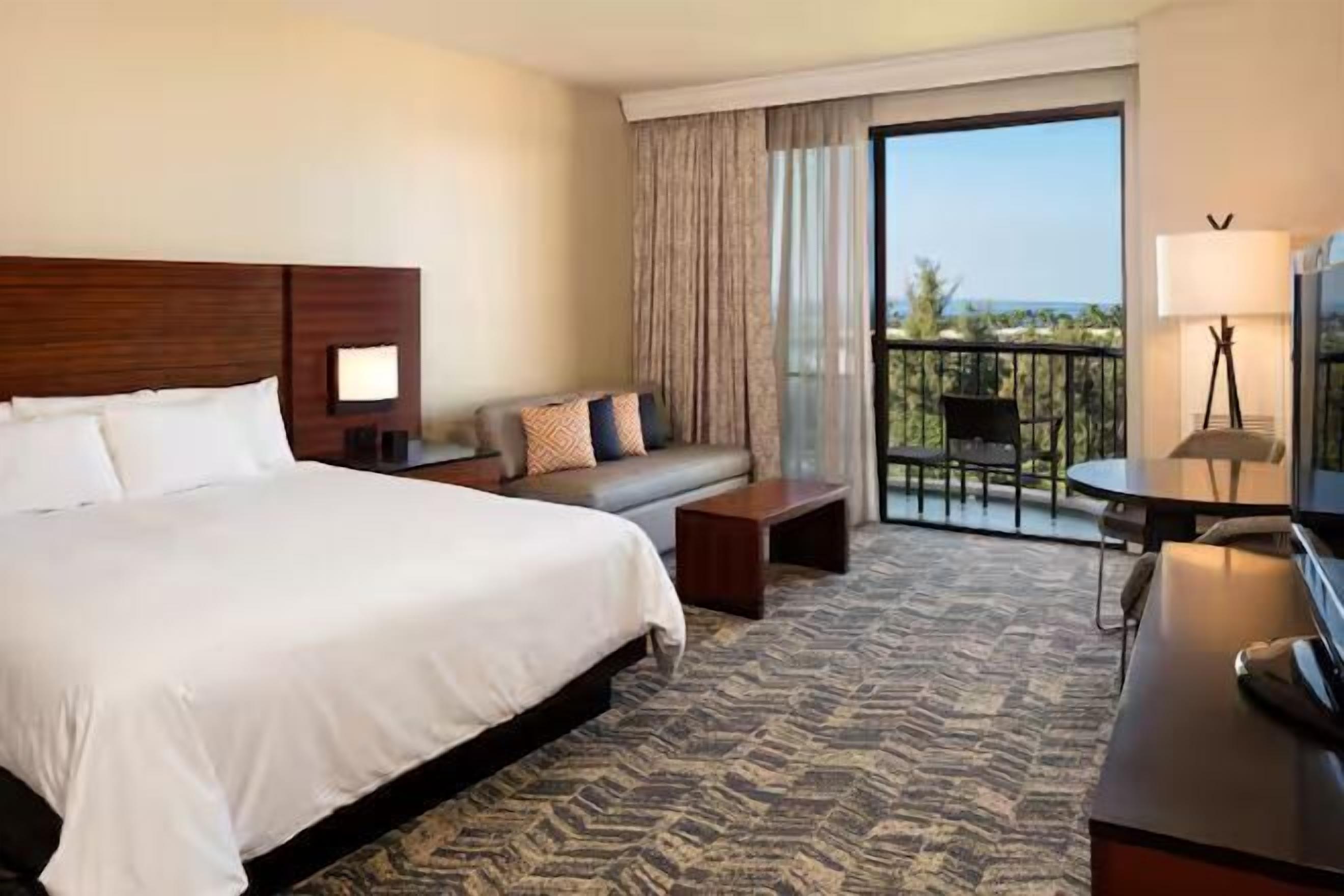 Premium bedding, in-room safe, laptop workspace, iron/ironing board