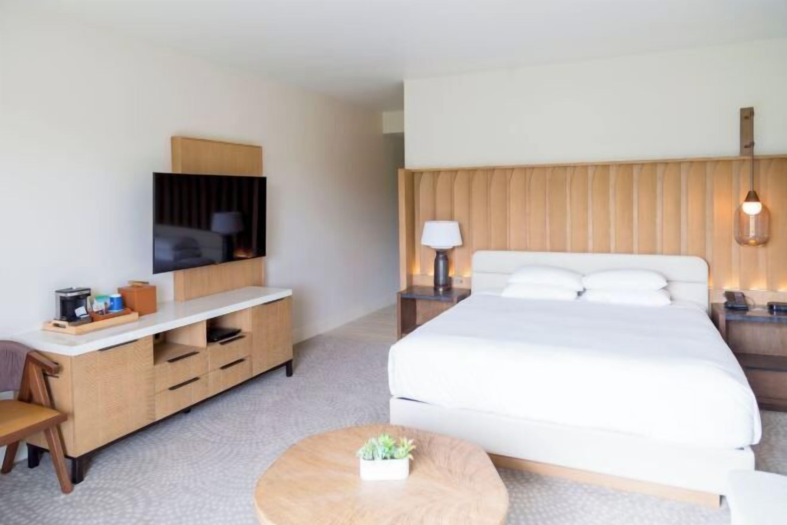 Premium bedding, in-room safe, laptop workspace, iron/ironing board