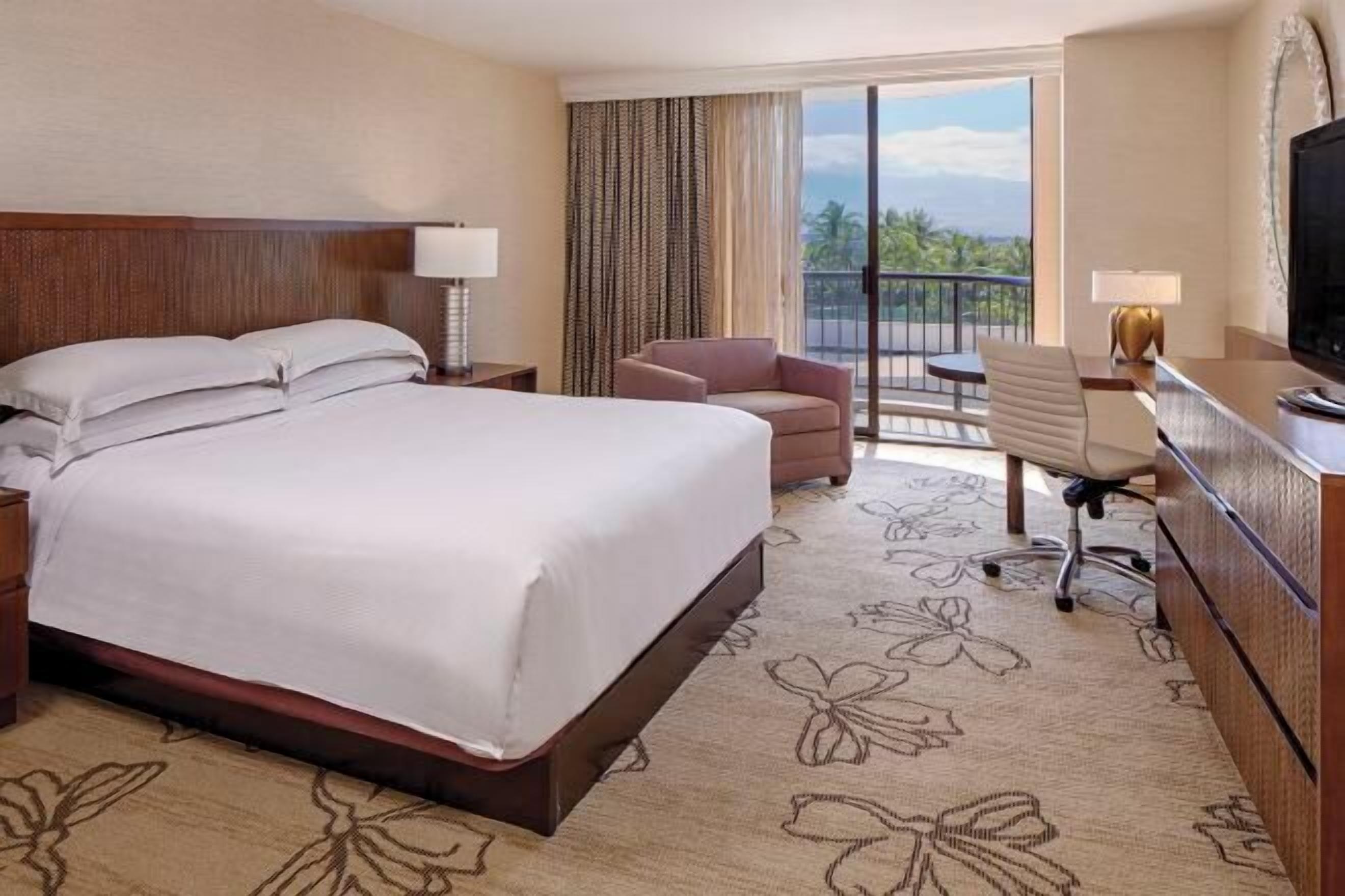 Premium bedding, in-room safe, laptop workspace, iron/ironing board