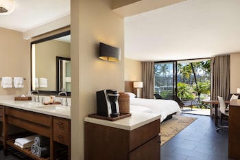 Makai Lanai Room, 2 Queen Beds, Garden View | Bathroom | Combined shower/tub, designer toiletries, hair dryer, bidet at Hilton Waikoloa Village