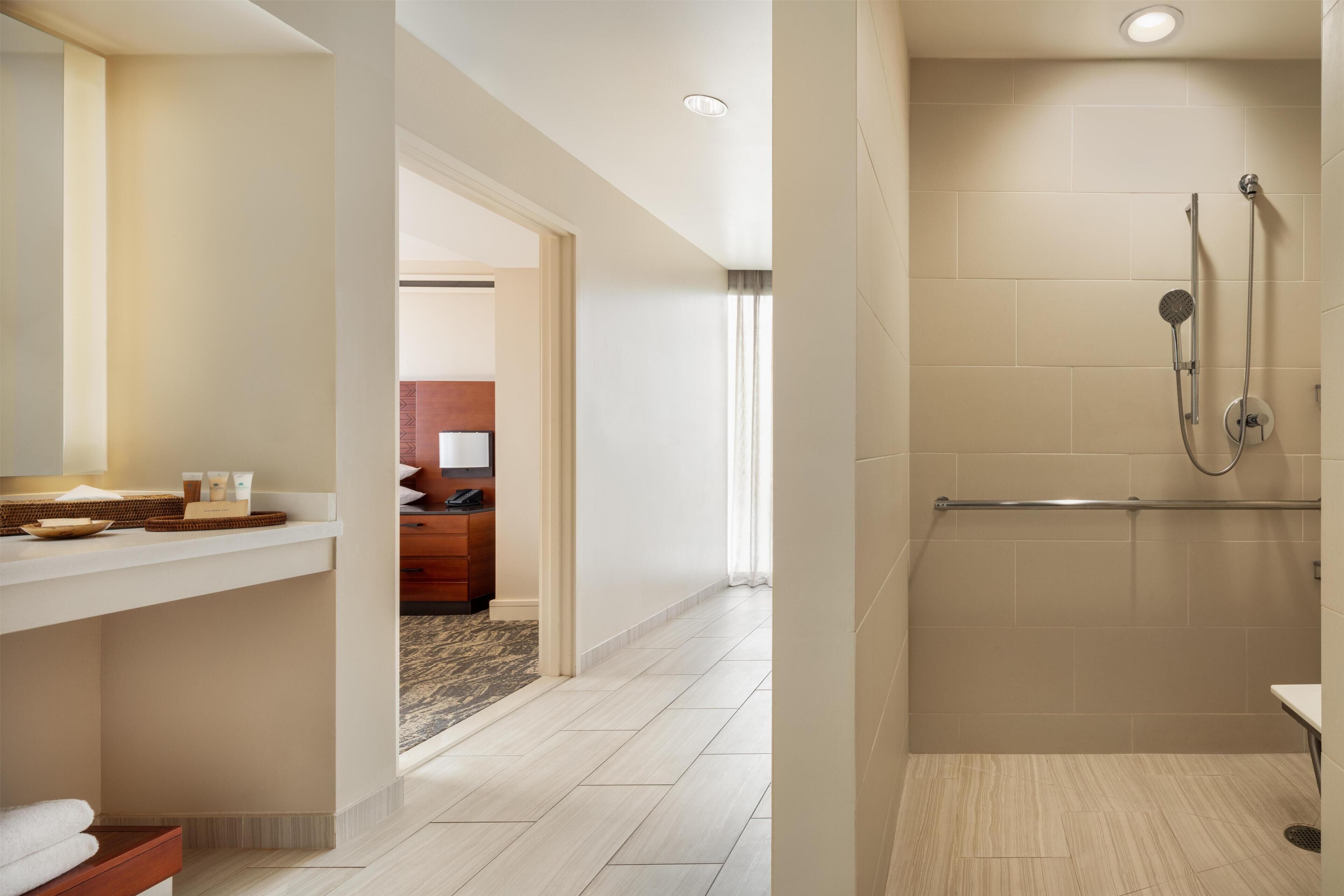 Phòng Suite Presidential, 1 phòng ngủ, phù hợp cho người khuyết tật (Mobility, Roll-In Shower) | Buồng tắm vòi sen