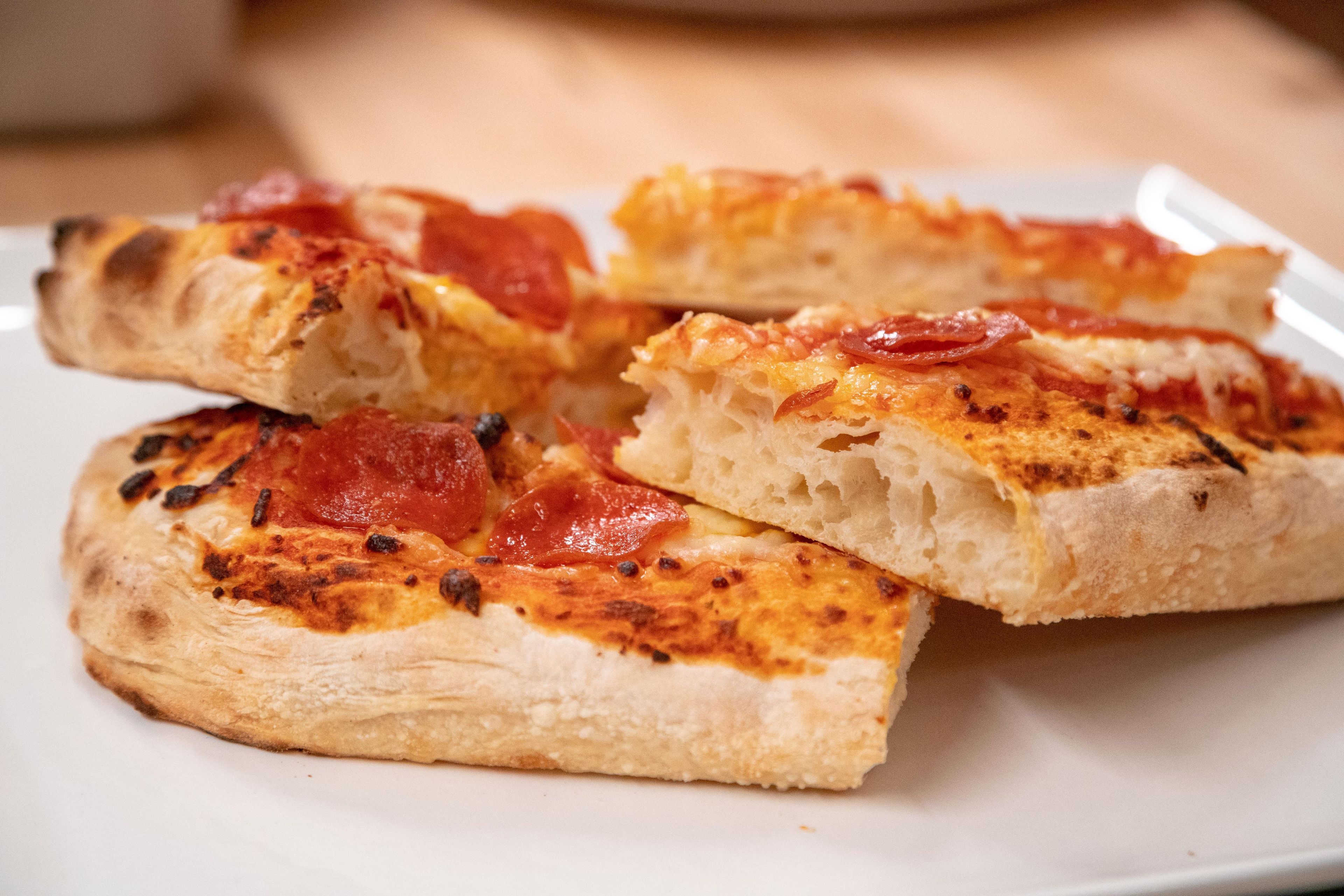 Een bord met plakjes pizza.