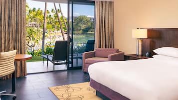 Ropa de cama de alta calidad y caja de seguridad en la habitación