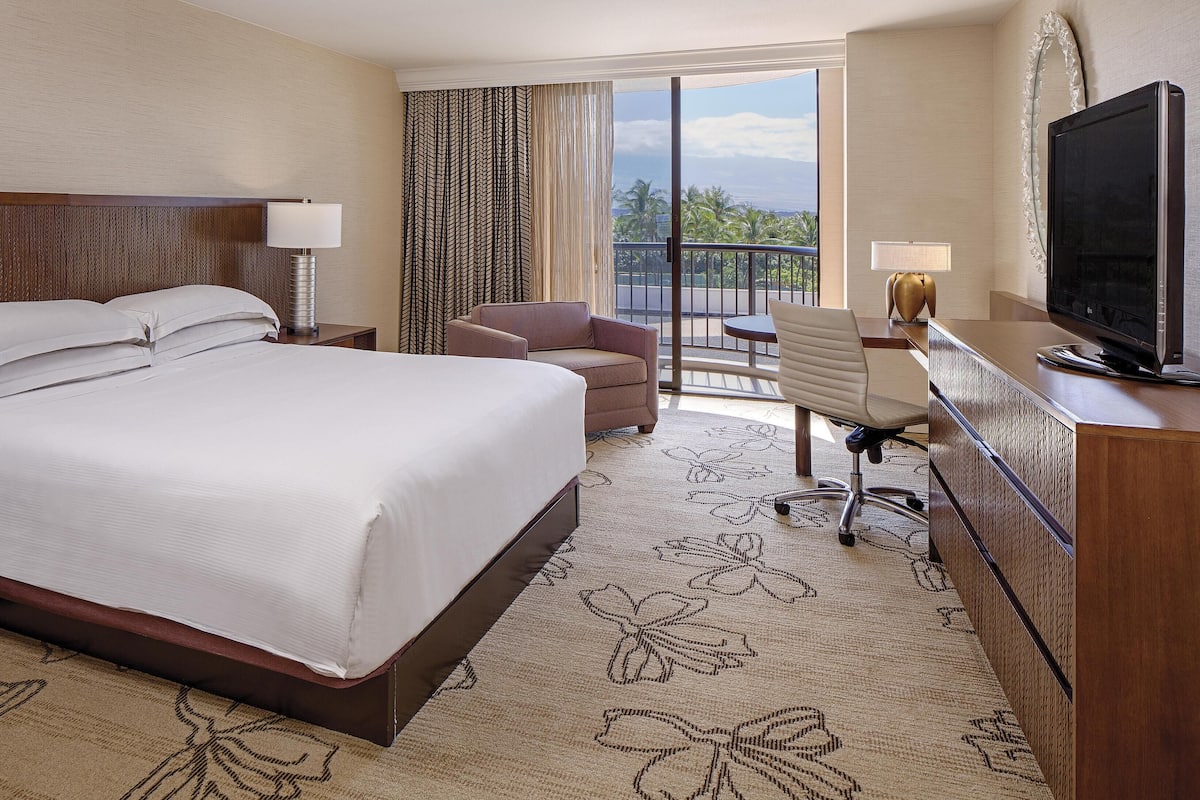 Premium bedding, in-room safe, laptop workspace, iron/ironing board