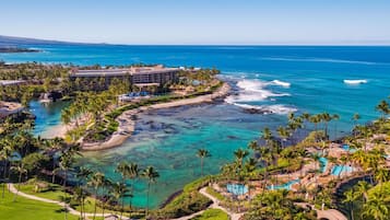 Un resort con piscina, playa y vista al océano.