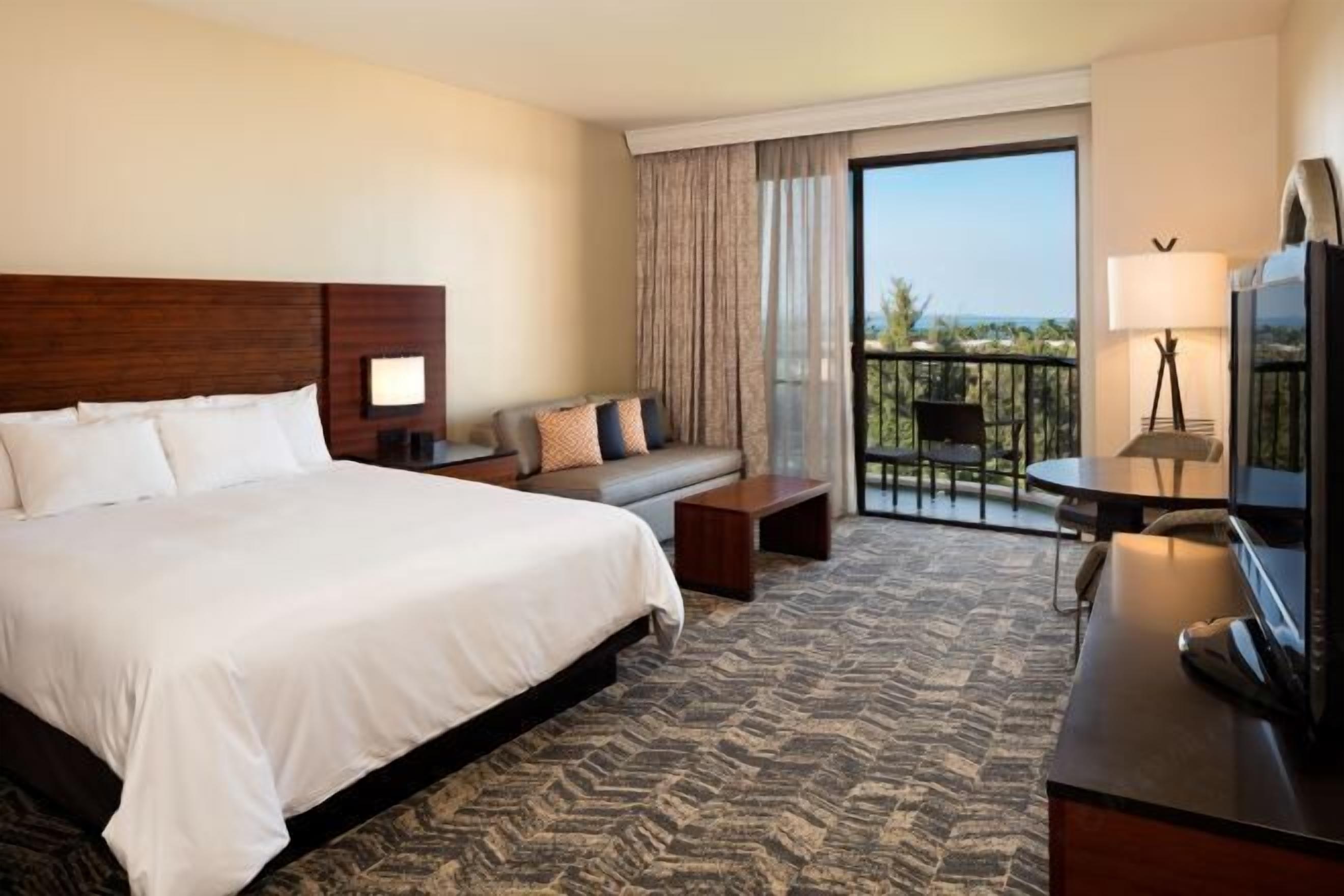 Premium bedding, in-room safe, laptop workspace, iron/ironing board