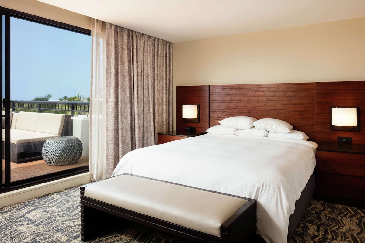 Premium bedding, in-room safe, laptop workspace, iron/ironing board