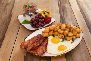 每日供应自助式早餐（每人 USD 55）