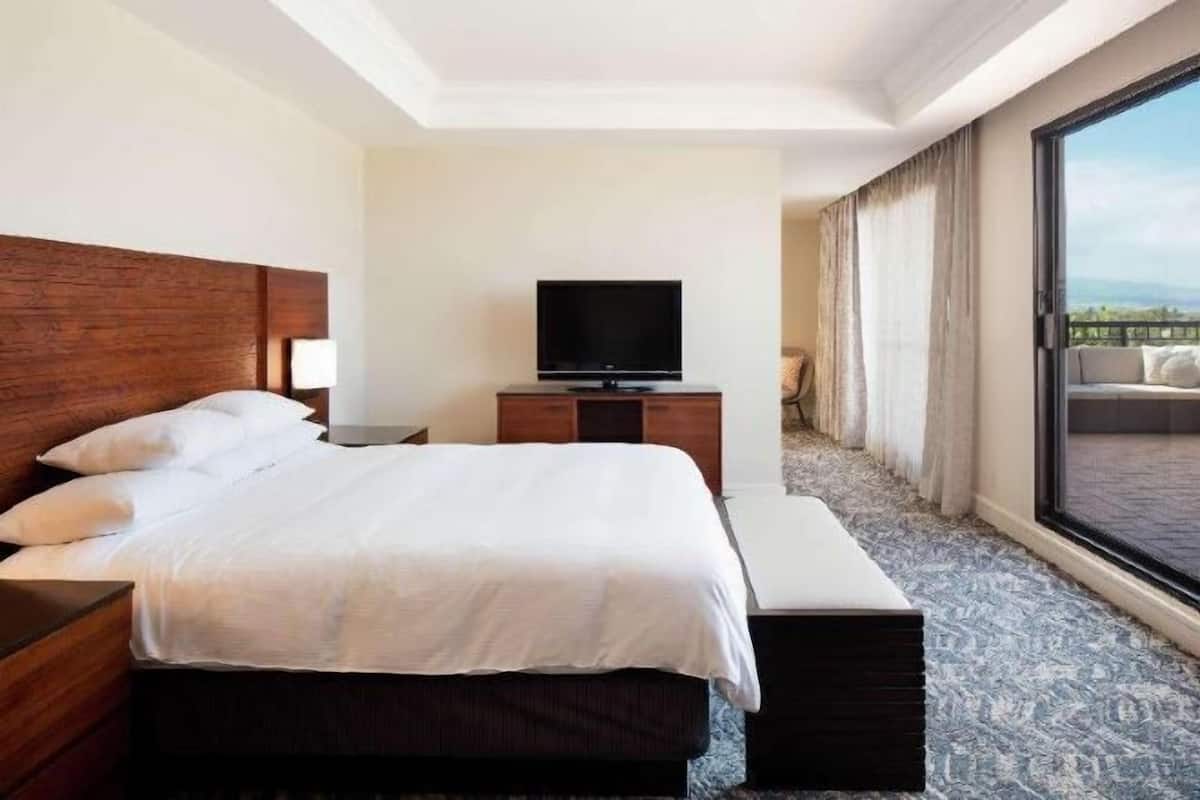 Premium bedding, in-room safe, laptop workspace, iron/ironing board