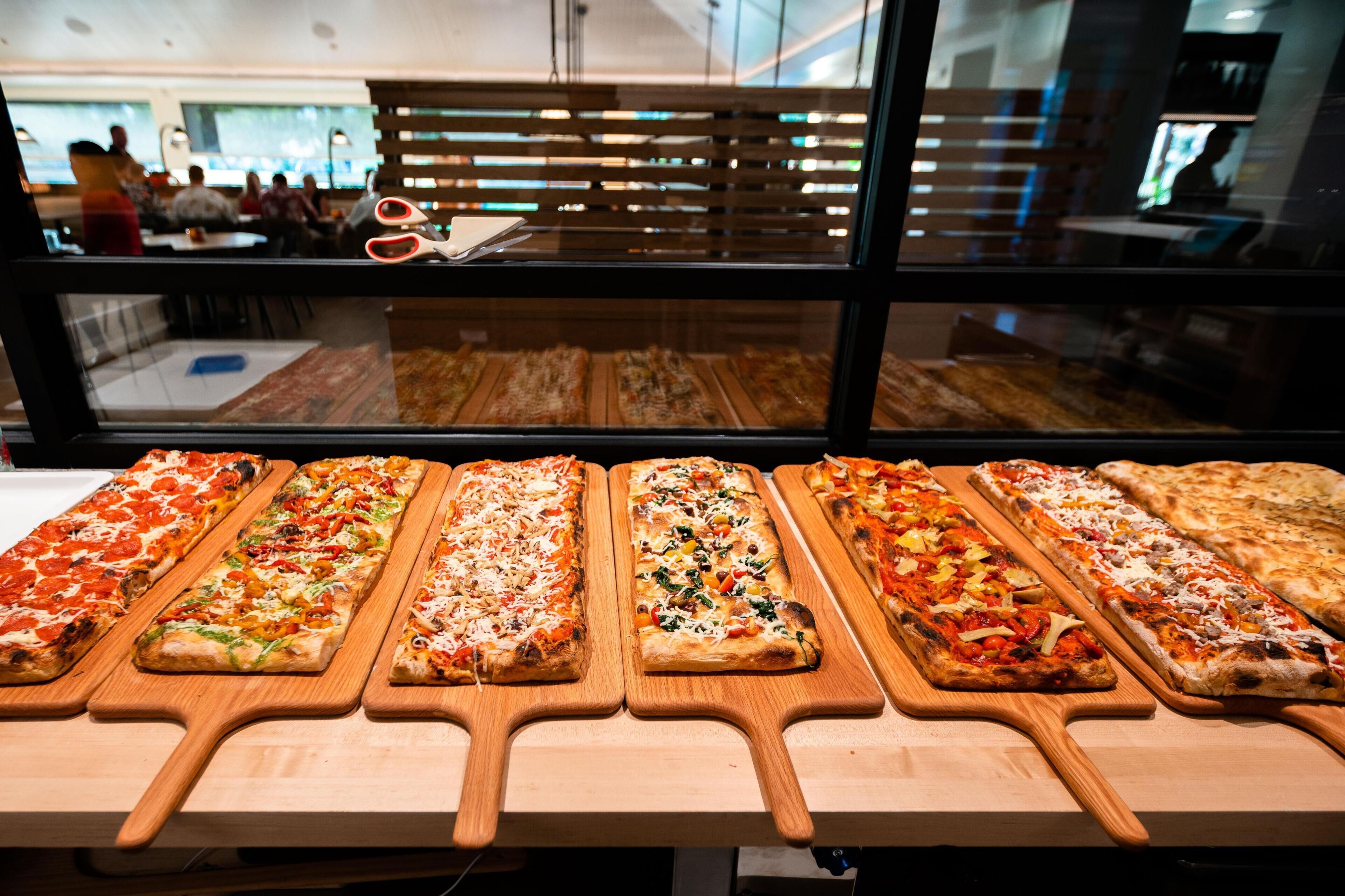 8 restaurants; breakfast, lunch, and dinner served