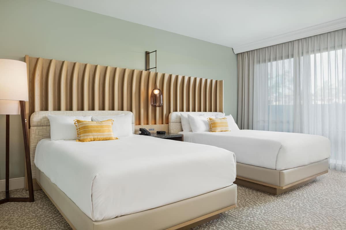 Premium bedding, in-room safe, laptop workspace, iron/ironing board