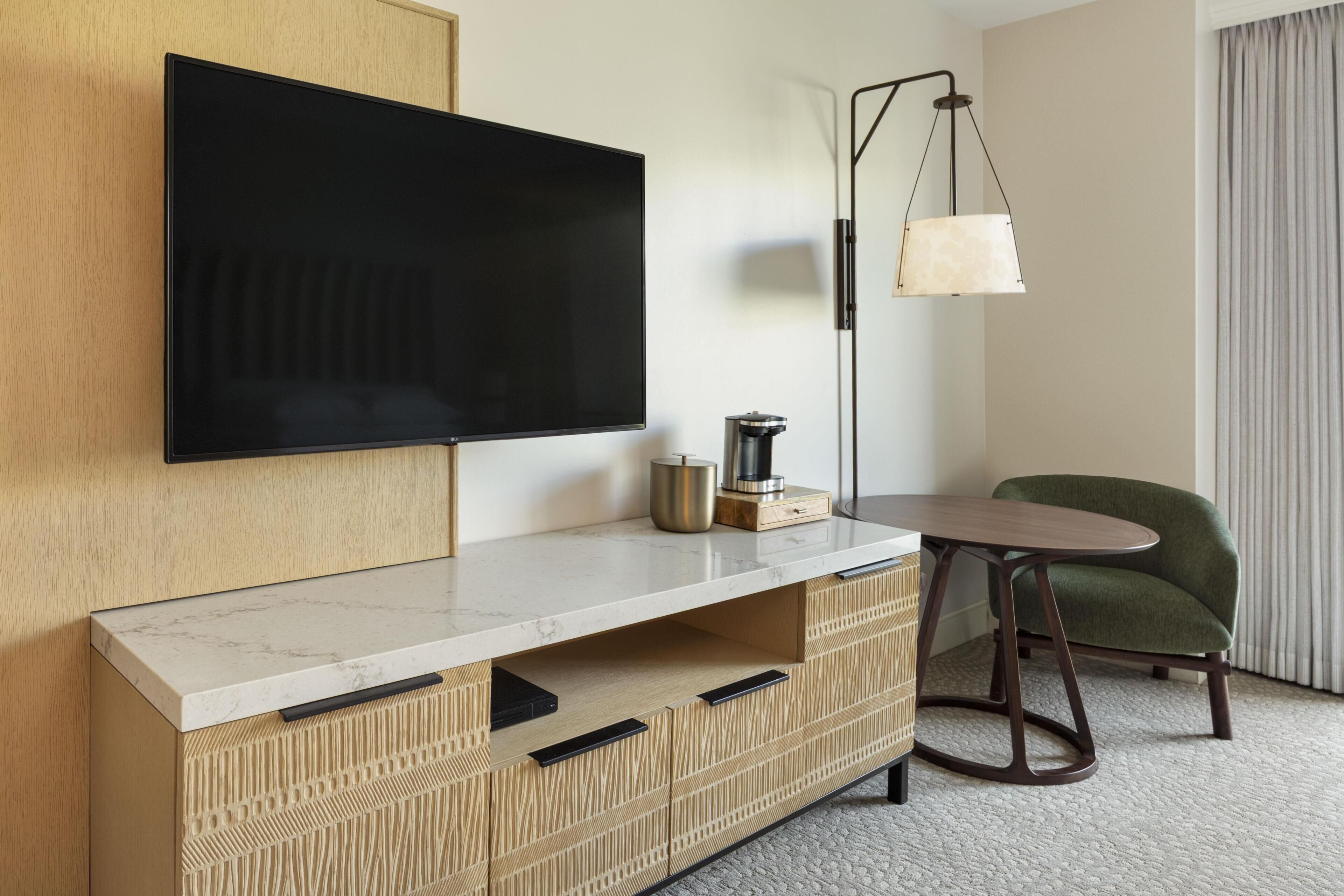 Premium bedding, in-room safe, laptop workspace, iron/ironing board