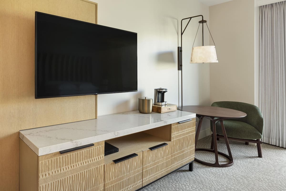 Premium bedding, in-room safe, laptop workspace, iron/ironing board