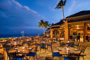 8 restaurants; breakfast, lunch, and dinner served