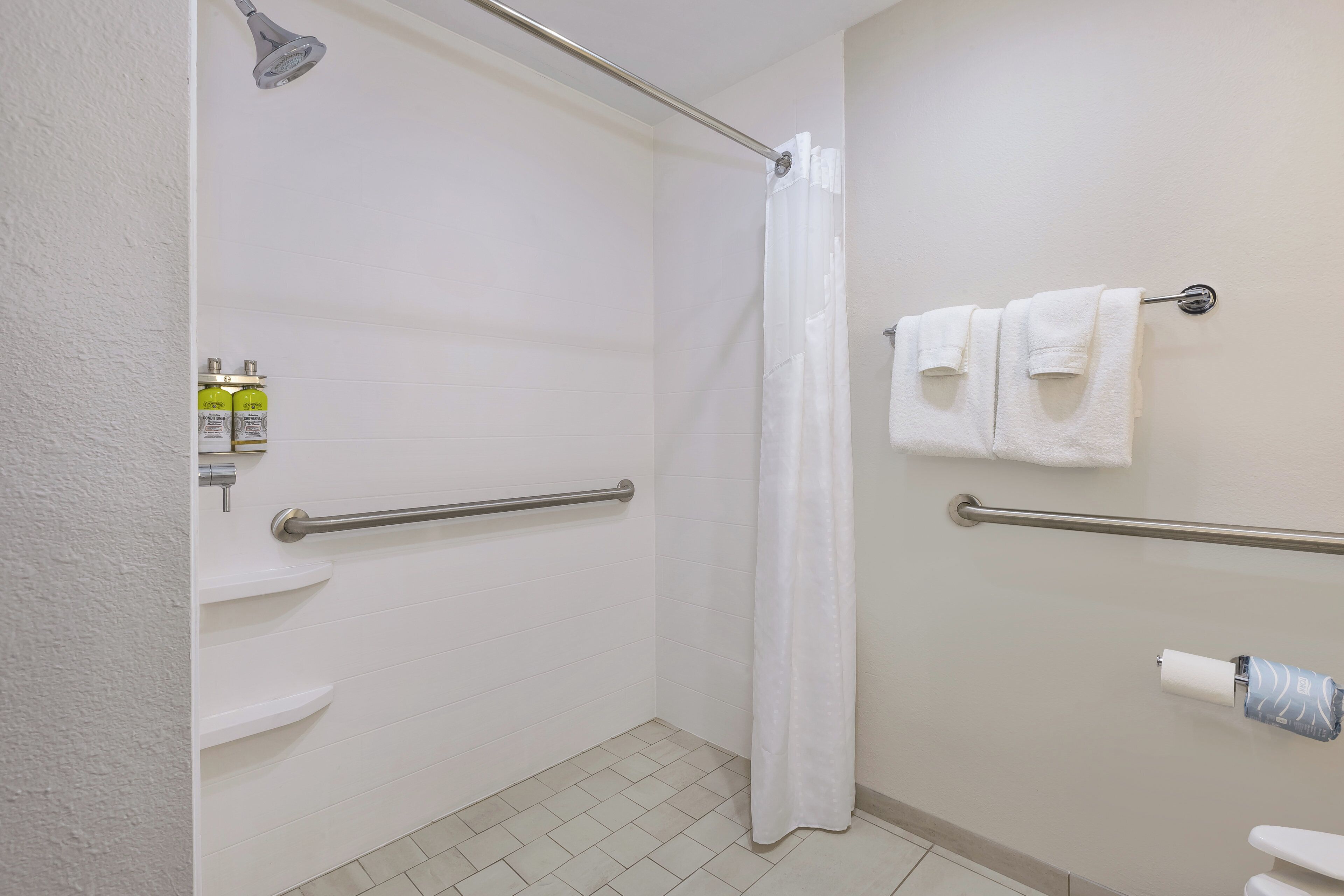 Bureau, rideaux occultants, fer et planche à repasser