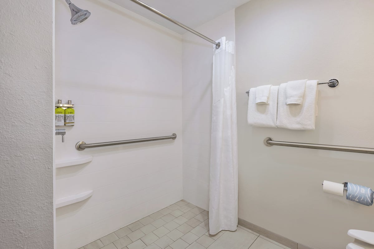 Bureau, rideaux occultants, fer et planche Ă repasser