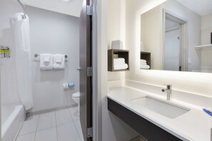 Ducha y bañera combinadas, secador de pelo y toallas