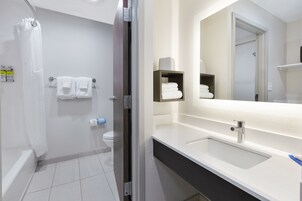 Combined shower/tub, hair dryer, towels
